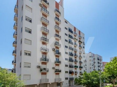 VENDA DE APARTAMENTO T4 EM ODIVELAS, COM GARAGEM E ARRECADAÇÃO A 200 METROS DO METRO DE ODIVELAS