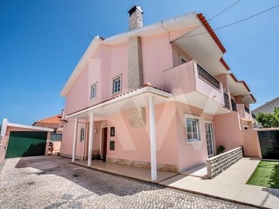 Your turn has come to have a 3-bedroom villa with garden, in Parede!