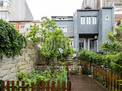 Moradia T4 com varanda e jardim, na Baixa do Porto.