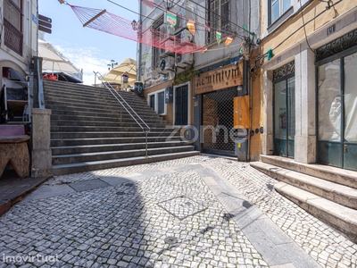 Prédio de 5 Pisos, no Centro Histórico de Coimbra, para venda