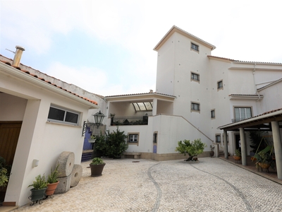 Casa apalaçada totalmente recuperada, no centro histórico da vila de Canas de Senhorim - Elegível para atribuição de Golden Visa