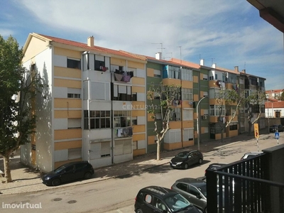 ATENÇÃO SRS. INVESTIDORES - Apartamento T2, com 3 varandas, BEM LOCALI