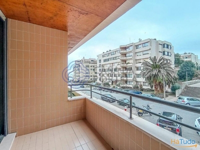 Lindo apartamento T2 com vista de mar e rio, localizado em zona premium da cidade do Porto.