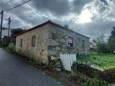 Venda de moradia em pedra com 1067m² de terreno, Areosa, Viana do Castelo