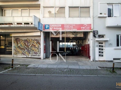 Garagem de recolha de viaturas no Porto