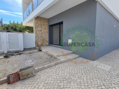 Moradia Geminada T4 Duplex à venda na Rua Cidade de Faro