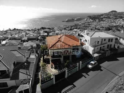 Moradia T7 à venda em Funchal (Santa Maria Maior)