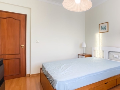 Aluga-se quarto em apartamento de 3 quartos na Ameixoeira, Lisboa