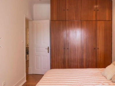Aluga-se quarto em apartamento de 4 quartos em Campolide, Lisboa