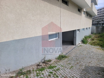 Armazém com 11 garagens em Braga