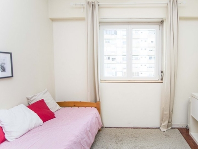 Aluga-se quarto acolhedor num apartamento de 3 quartos em Lisboa